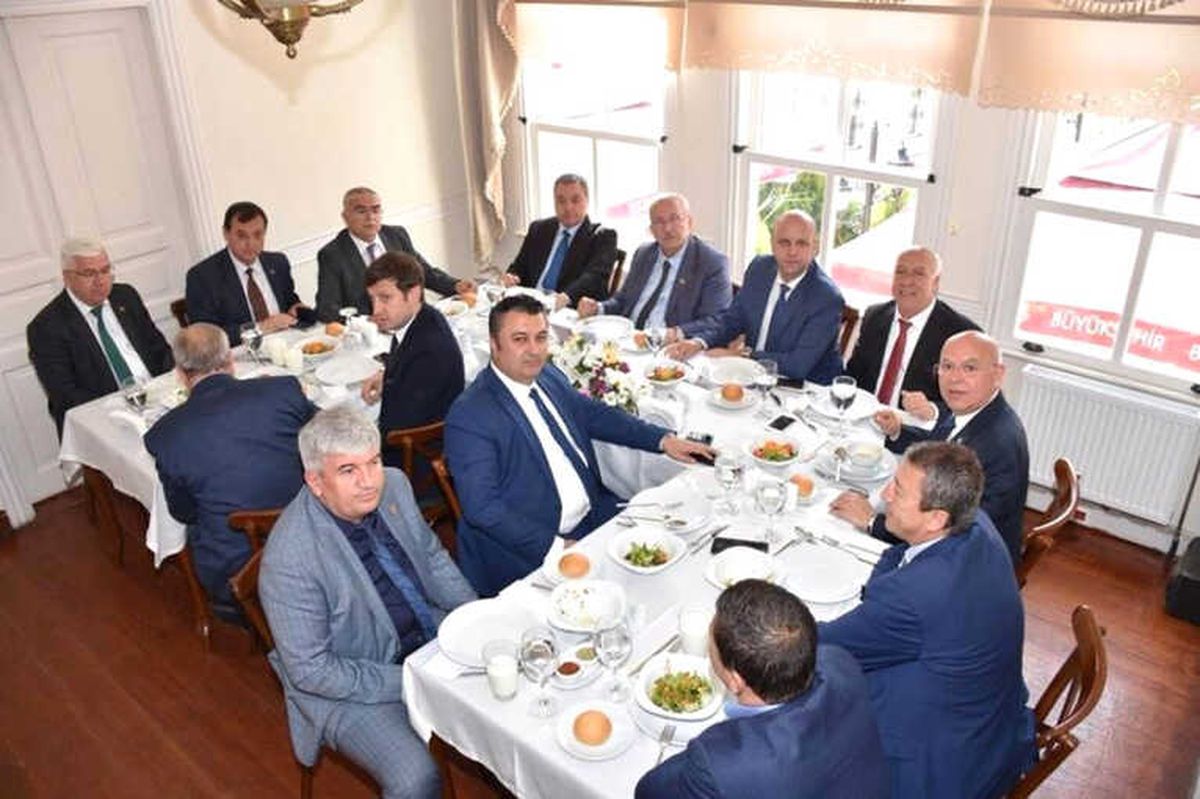 Başkan Albayrak, İlçe Belediye Başkanları ile Bir Araya Geldi