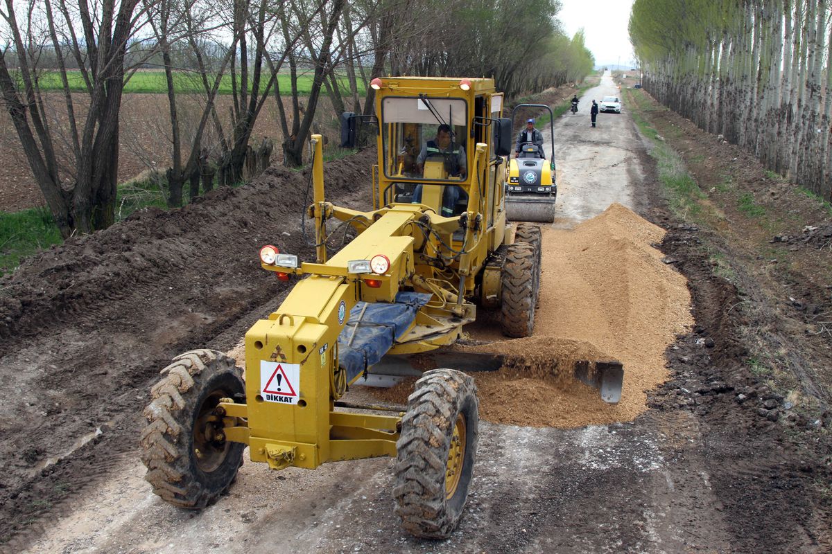 Büyükşehir Çifteler\'de Yol Çalışmalarını Sürdürüyor