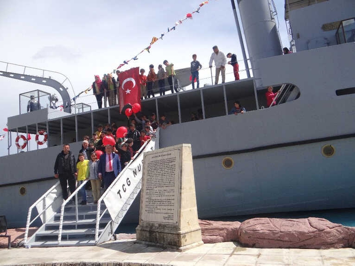 Çocuk Komitesi Üyeleri Nusrat Mayın Gemisini Ziyaret Etti