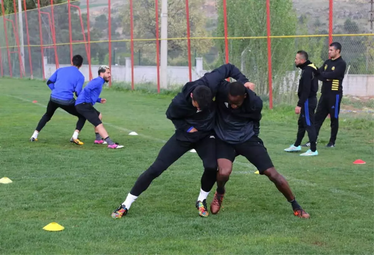 E.yeni Malatyaspor, A.alanyaspor Maçına Yoğun Yağmur Altında Çalıştı