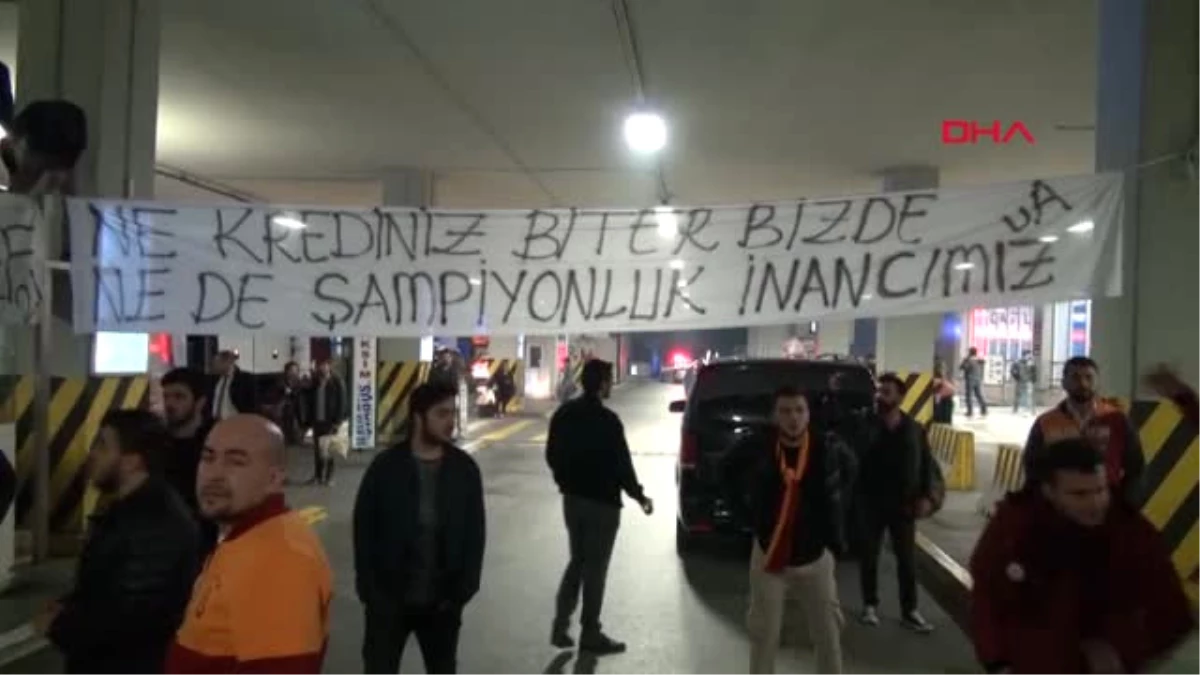 Galatasaray Taraftarı Takımını Yalnız Bırakmadı