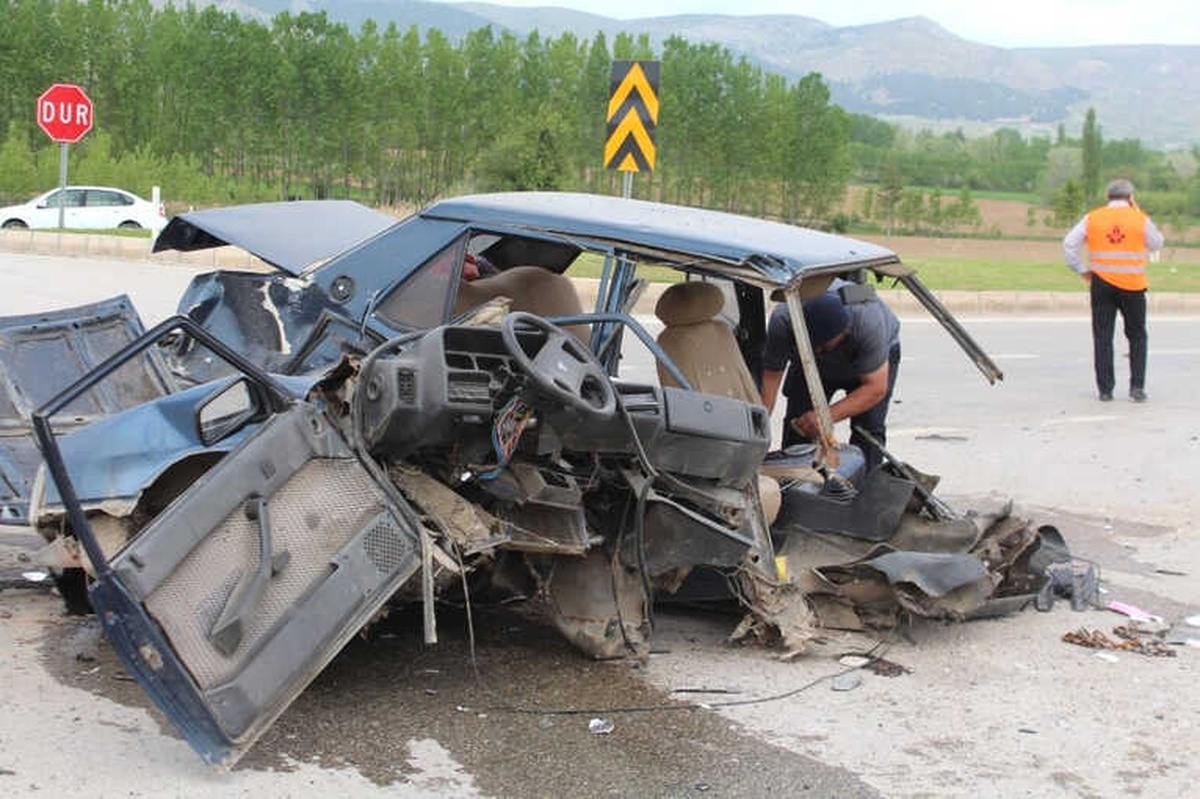 İkiye Bölünen Otomobilin Sürücüsü Ağır Yaralandı