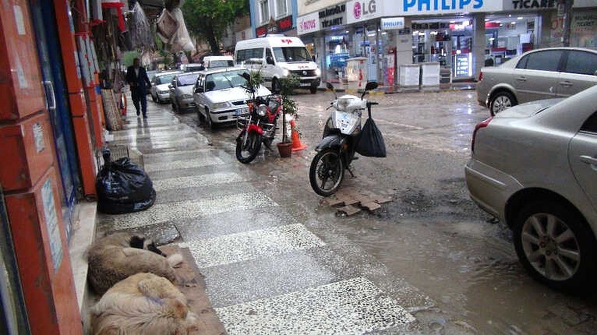 İslahiye\'de Şiddetli Yağış Etkili Oluyor
