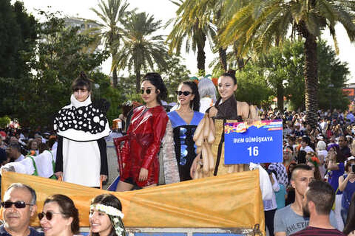 Karnaval Korteji Çılgın Tasarımlarla Renklendi