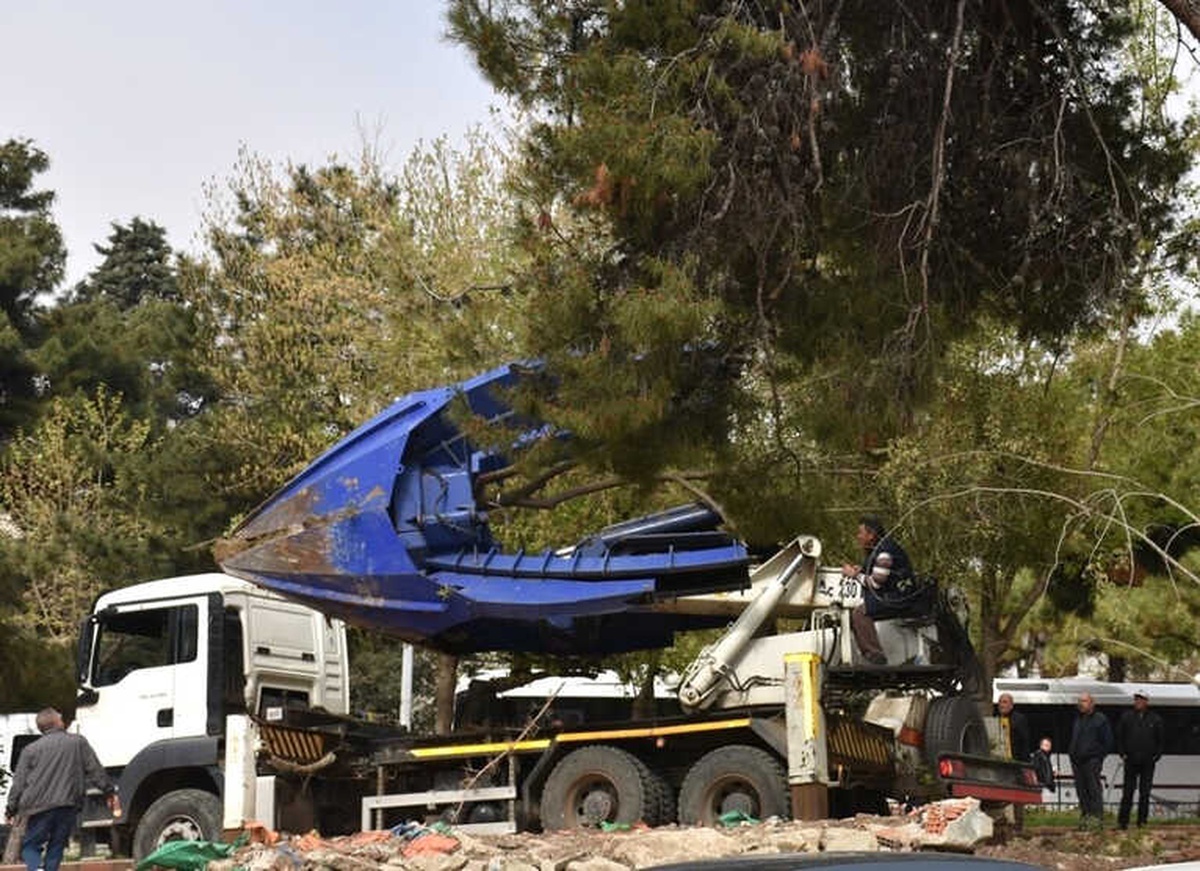 Katlı Otopark Alanındaki Ağaçlar 9. Fırka Anıtı ve Parkı\'na Nakledildi