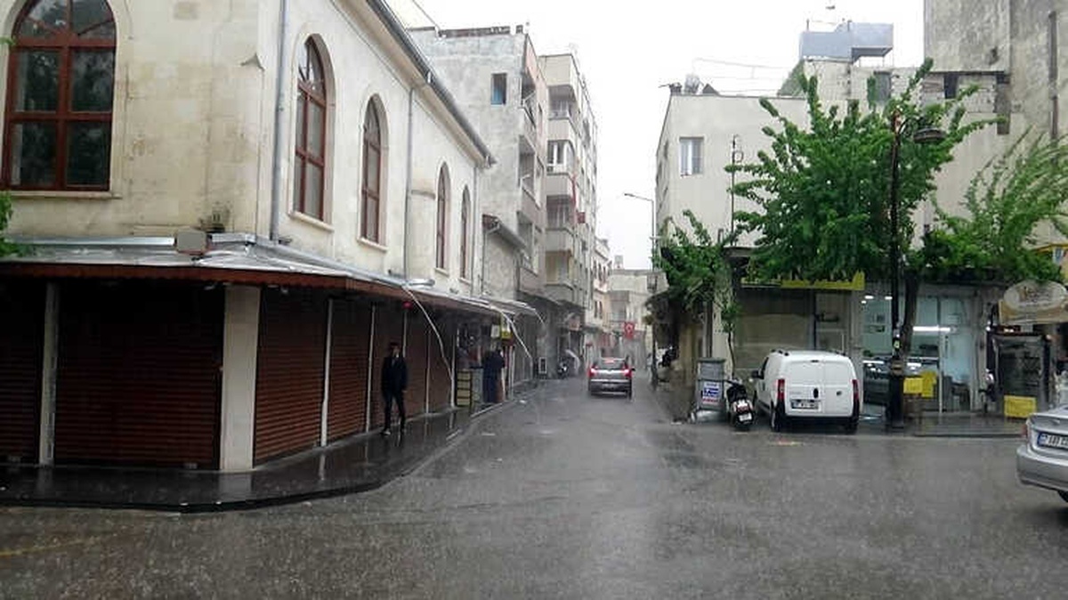 Kilis\'te Sağanak Yağış Bölge Halkını Sevindirdi