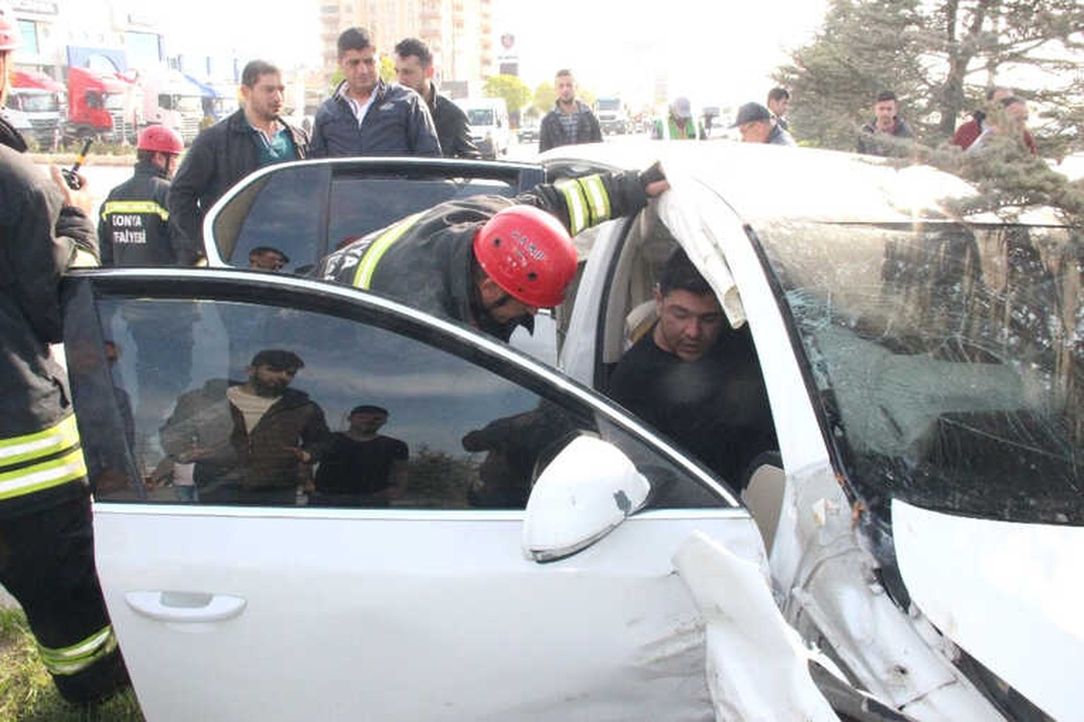 Kırmızı Işıkta Sızan Sürücü Kendisini Uyandıran Polisi Görüp Kaçınca Direğe Çarptı