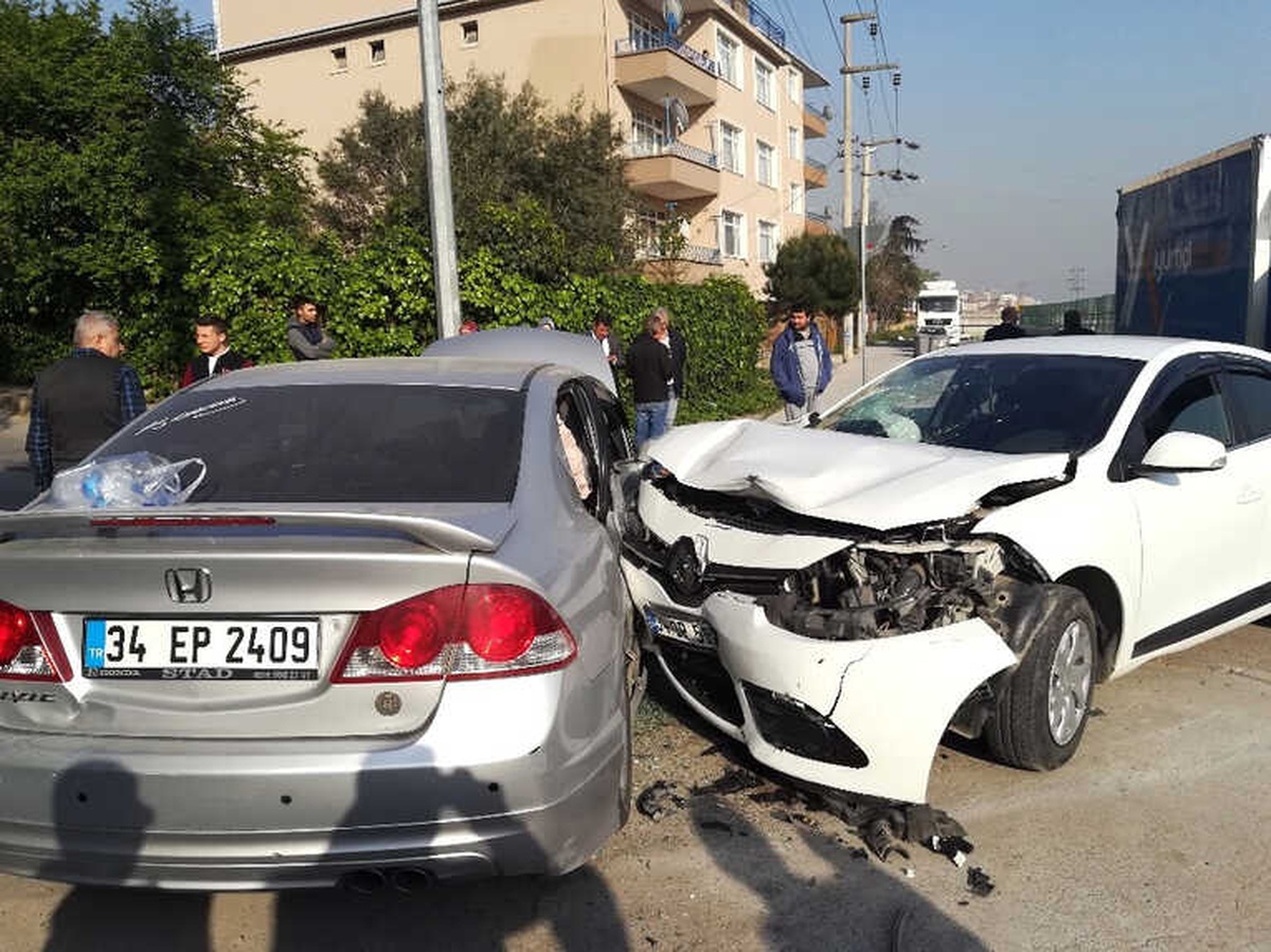 Kocaeli\'de İki Otomobil Çarpıştı: 5 Yaralı