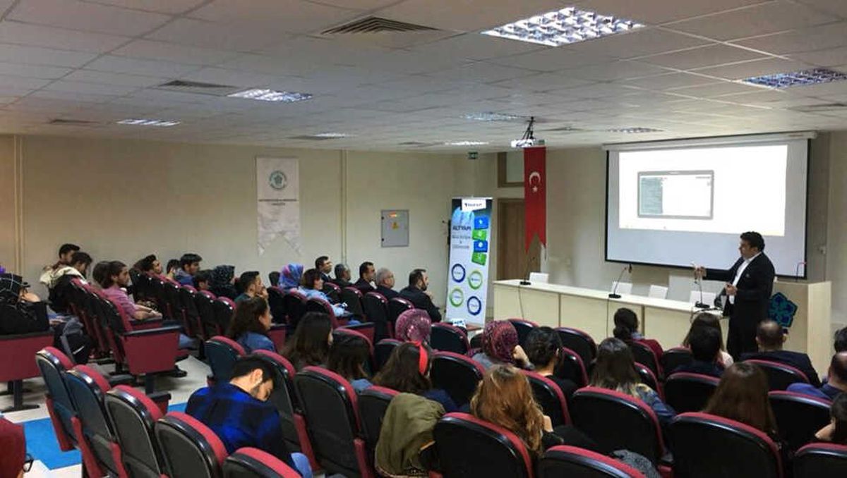 Neü\'de "Akıllı Şehirler ve Coğrafi Bilgi Sistemi" Anlatıldı