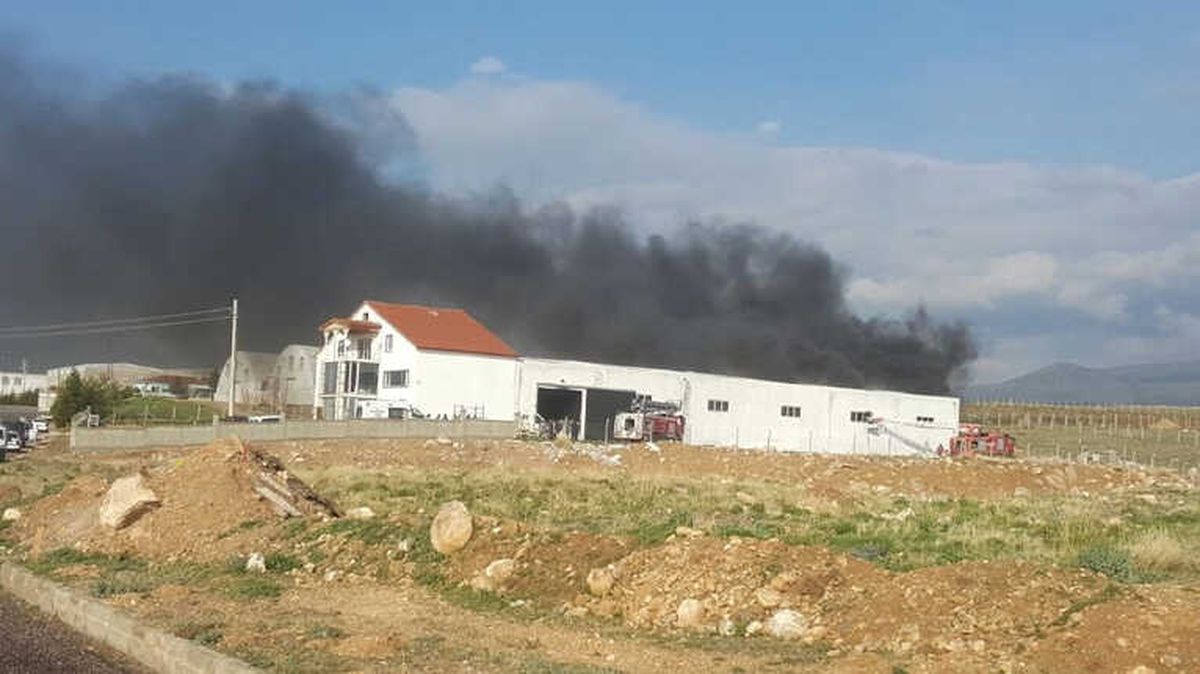Niğde\'de Çerçeve Fabrikasında Yangın