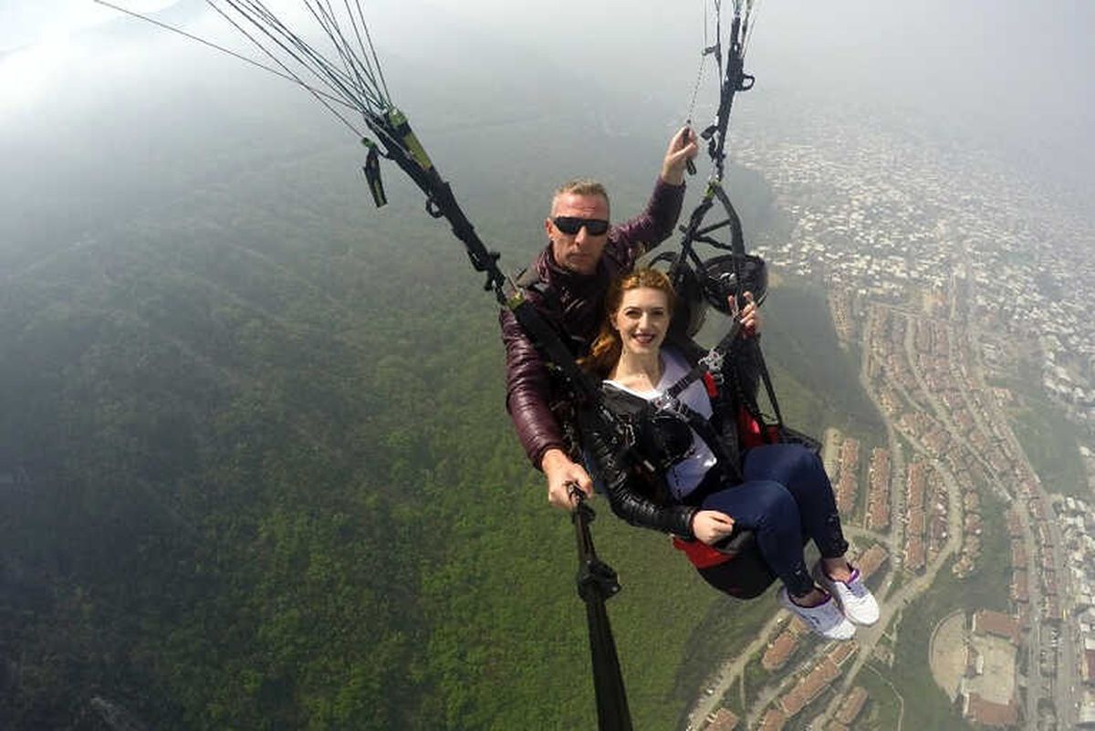Paraşütten İndi, Evlenme Teklifi Aldı