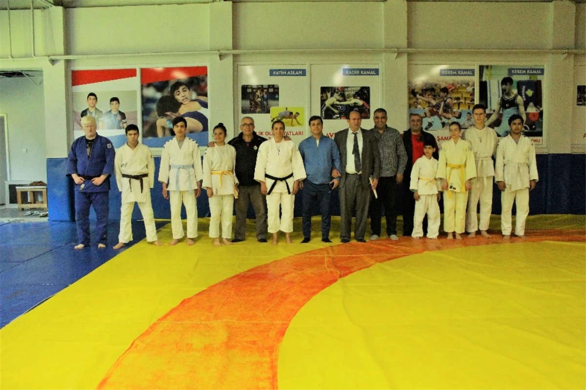 Öztürk\'ten Görme Engelli Milli Judocuların Antrenmanına Baklavalı Ziyaret