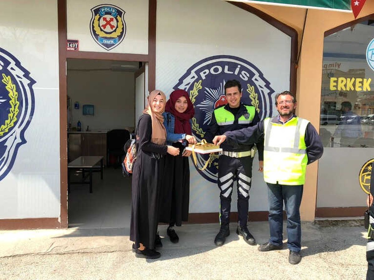 Trafik Ekiplerinden Sürücülere Çikolata İkramı