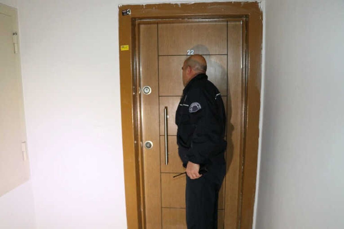 2 Saat Tuvalette Mahsur Kalan Yaşlı Adamı Polis Kurtardı