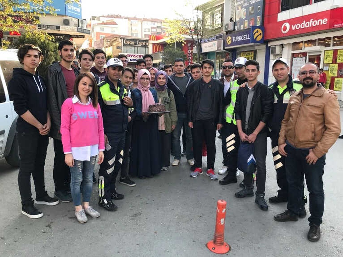 Ak Gençlik\'ten Polise Pastalı Bayram Sürprizi