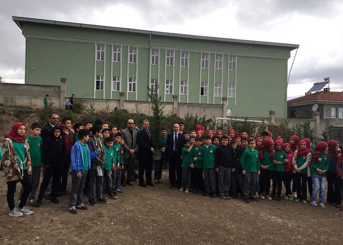 Akıncılar\'da Öğrenciler Fidan Dikti