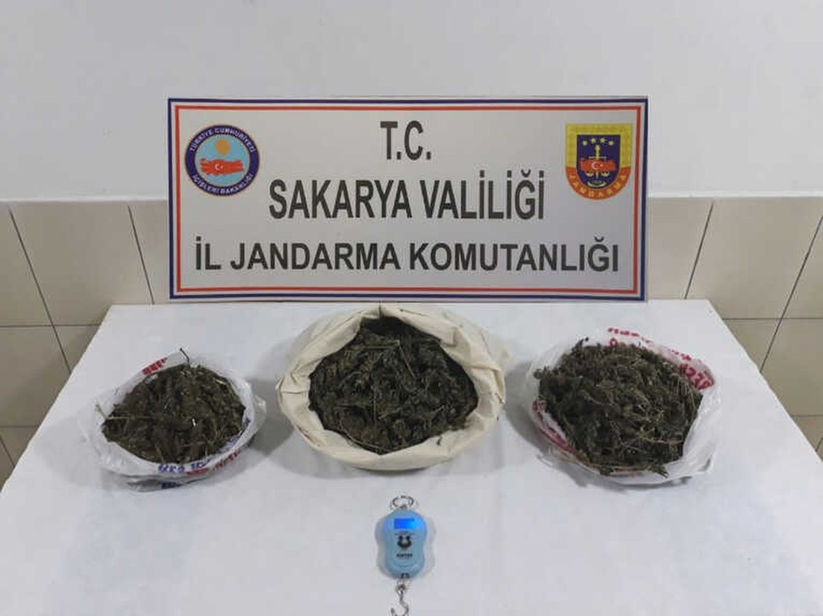 Akyazı\'da 2 Kilogram 450 Gram Kubar Esrar Yakalandı