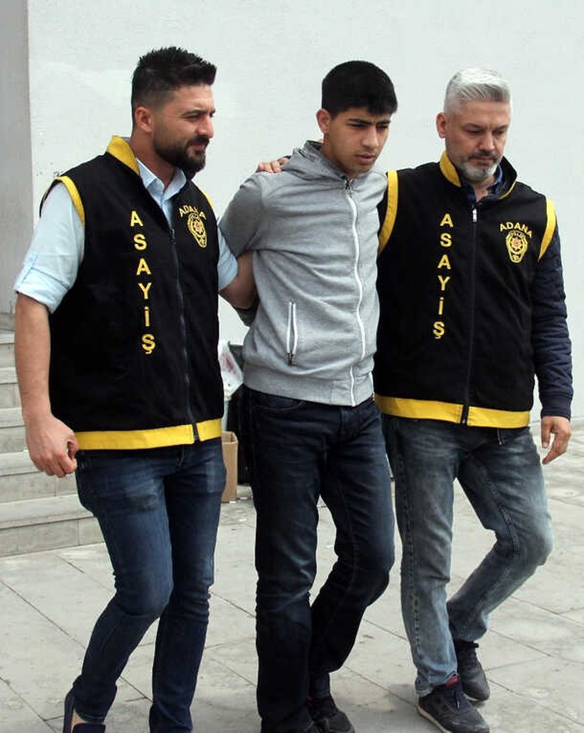Alkol, Sigara ve Cep Telefonu Çalan İki Zanlı Yakalandı
