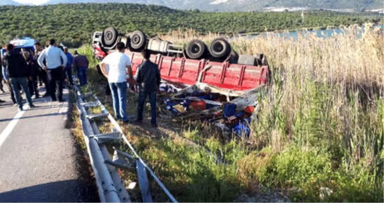 Öğrencilerin Otostopla Bindiği Kamyon Devrildi: 1 Ölü, 3 Yaralı