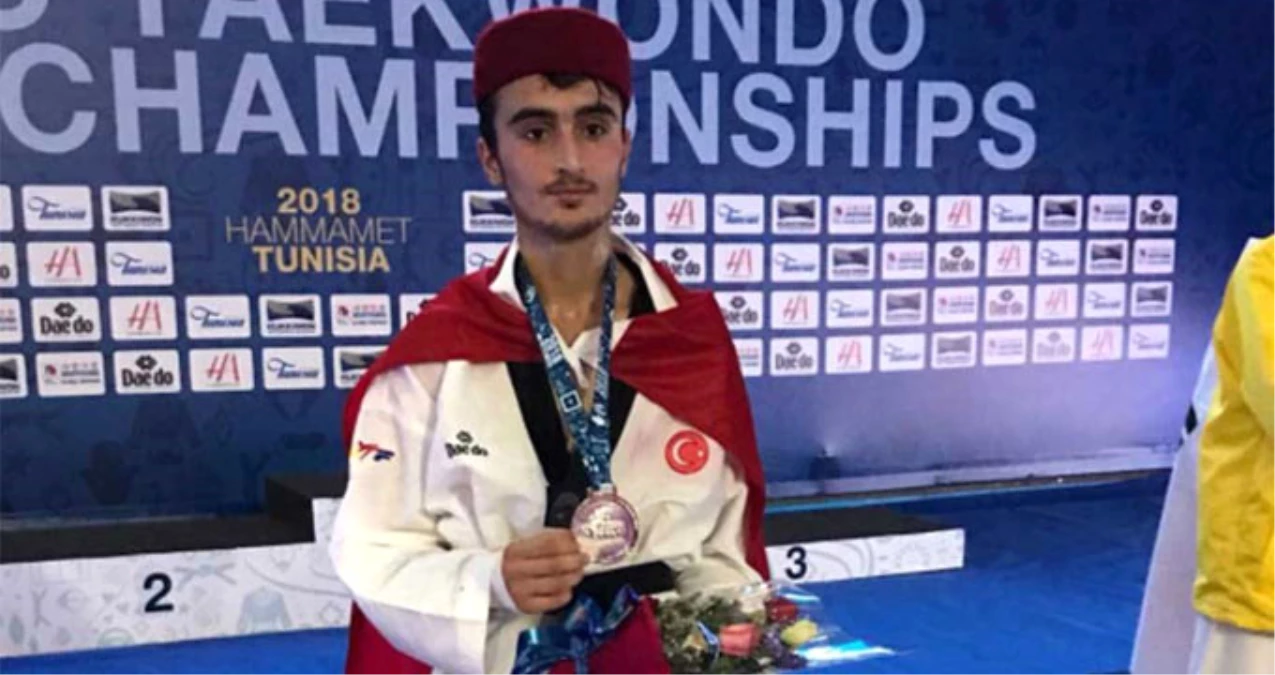 Aslan Demir, Dünya Gençler Tekvando Şampiyonası\'nda Dünya İkincisi Oldu