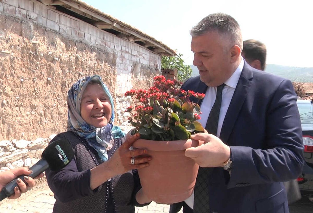 Ayşe Teyzenin Çiçeği, Başkan Ergün\'e Ulaştı