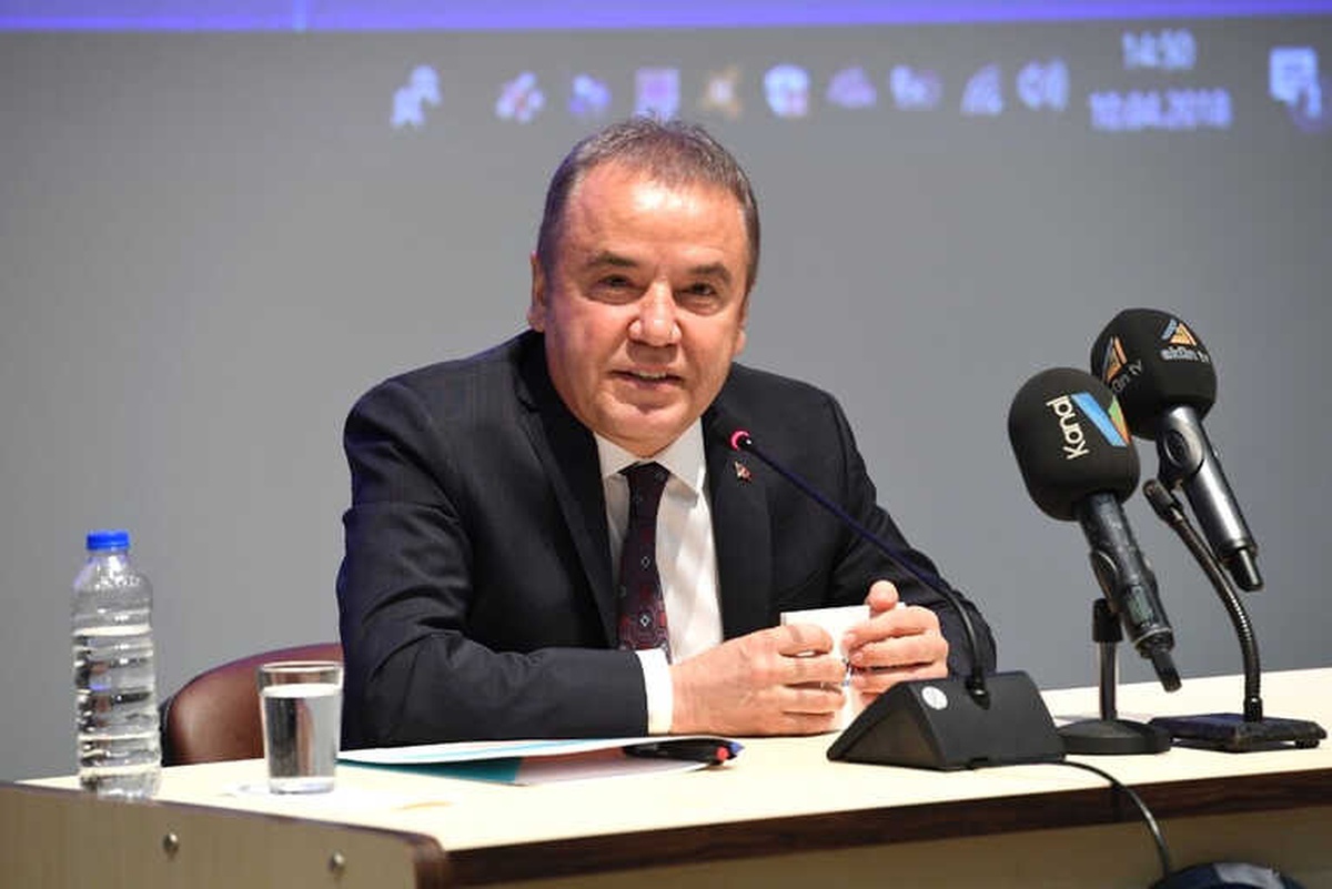 Başkan Böcek: "Hayalleriniz Peşinden Gidin"