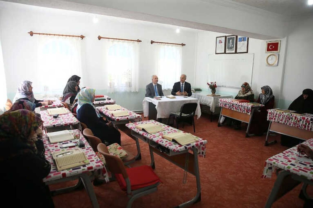 Başkan Saraçoğlu, Yunus Emre ve Şelale Kur\'an Kursu\'nu Ziyaret Etti