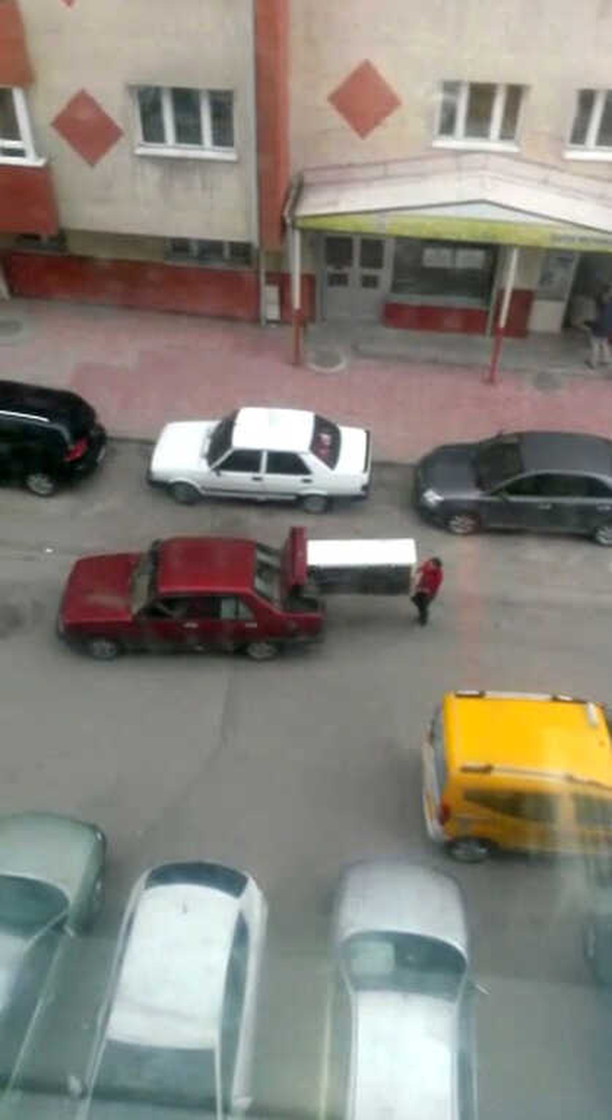 Büyük Buzdolabını Otomobilin Bagajında Taşıdılar