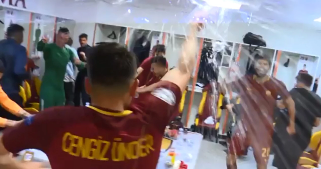 Cengiz Ünder, Tarihi Barcelona Maçının Ardından Soyunma Odasında Coştu