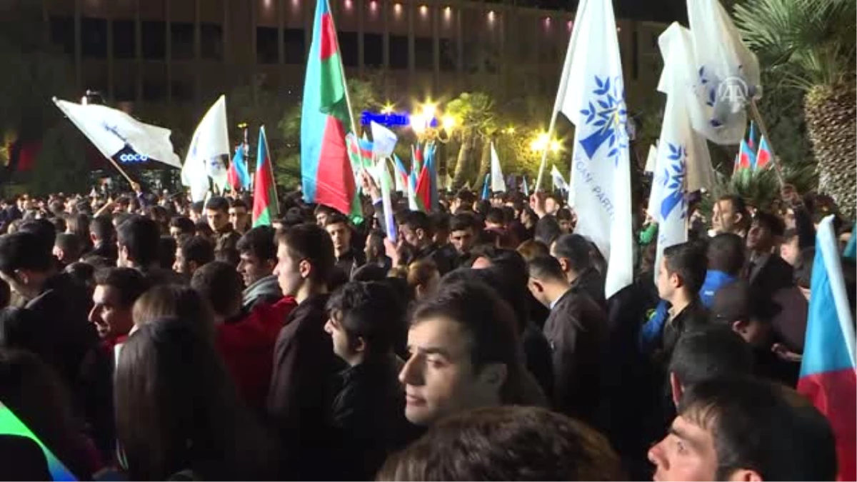 Cumhurbaşkanı İlham Aliyev\'i Destekleyenler Sokaklarda Kutlama Yaptı