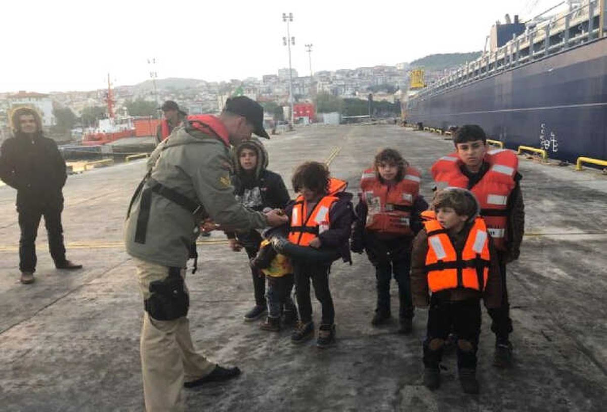 Dikili Açıklarında 70 Göçmen Yakalandı