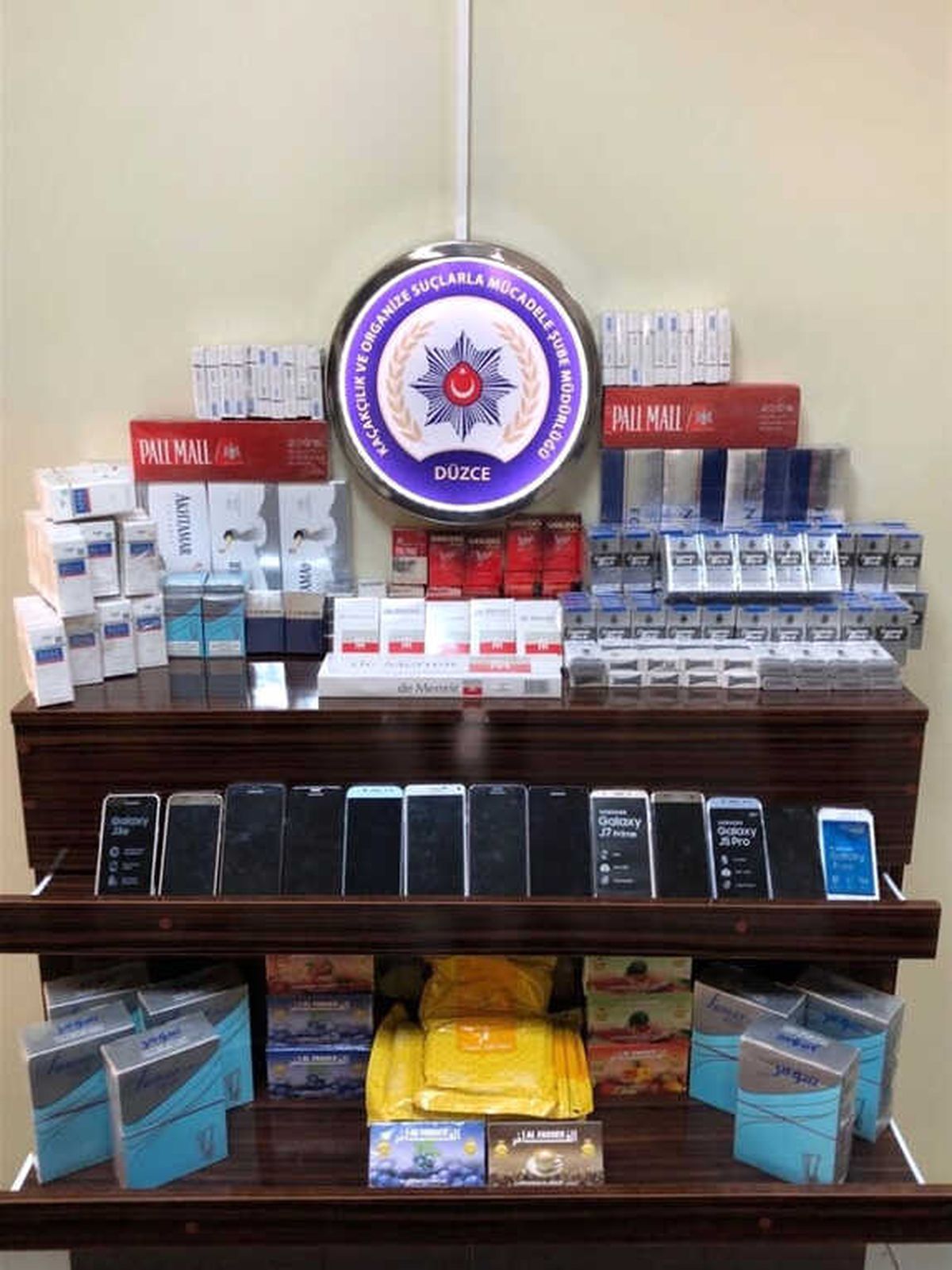 Düzce\'de Kaçak Sigara ve Telefon Operasyonu