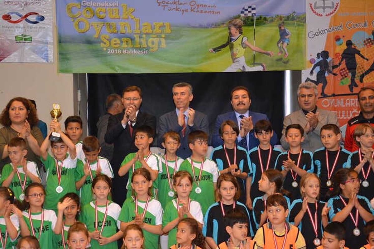 Edremit\'te Geleneksel Çocuk Oyunları Şenliği Ödül Töreni Gerçekleşti