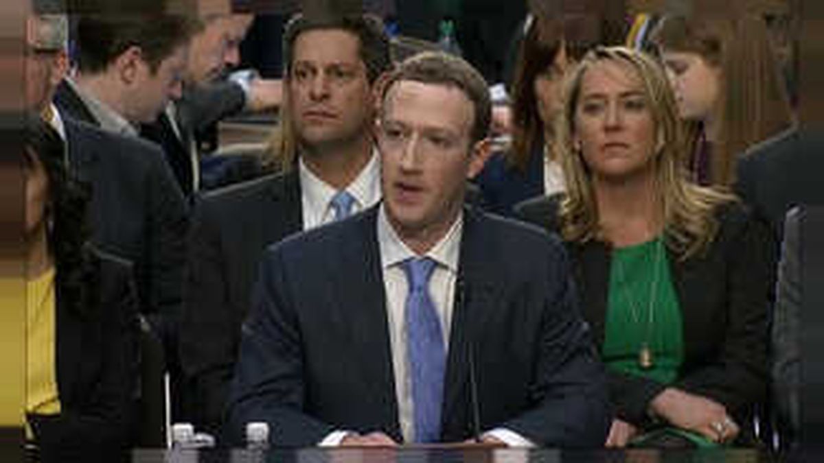Facebook\'un Patronu Kongre\'de Özür Diledi