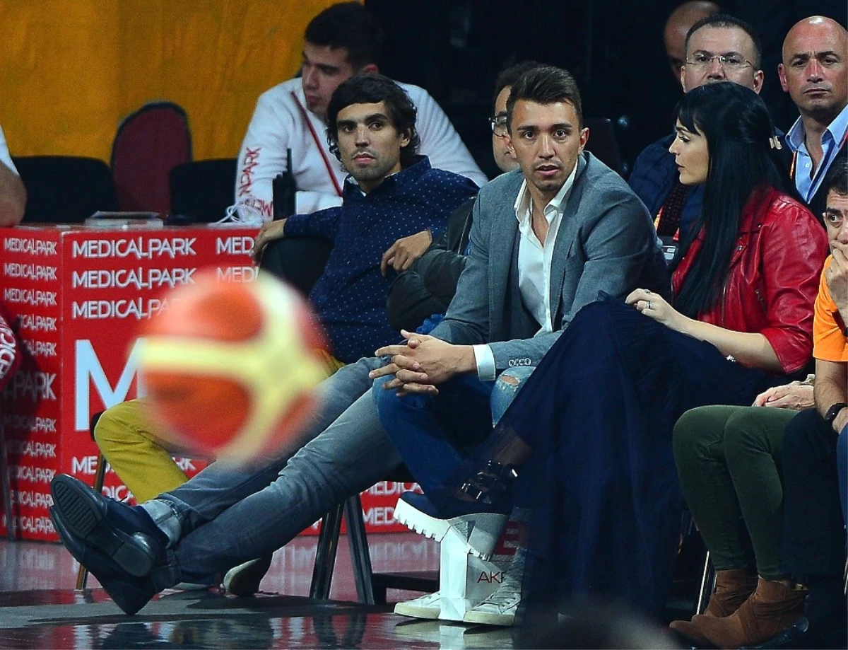 Galatasaray Futbol ve Basketbol Takımı\'ndan Kadın Basketbola Destek