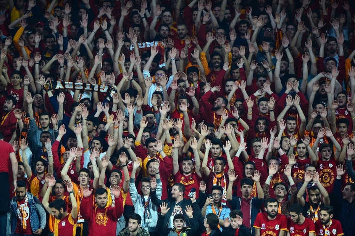 Galatasaray Taraftarları, Sinan Erdem\'i Doldurdu