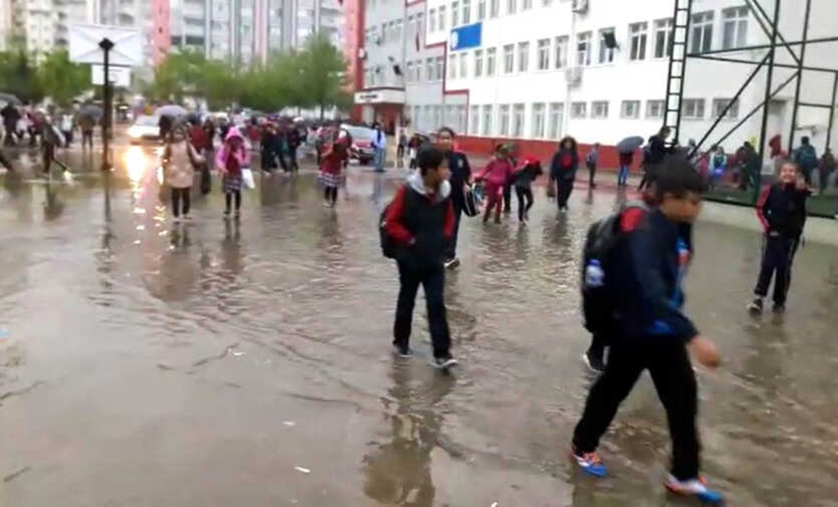 Gaziantep\'te Dolu ve Sağanak Yağış Hayatı Felç Etti