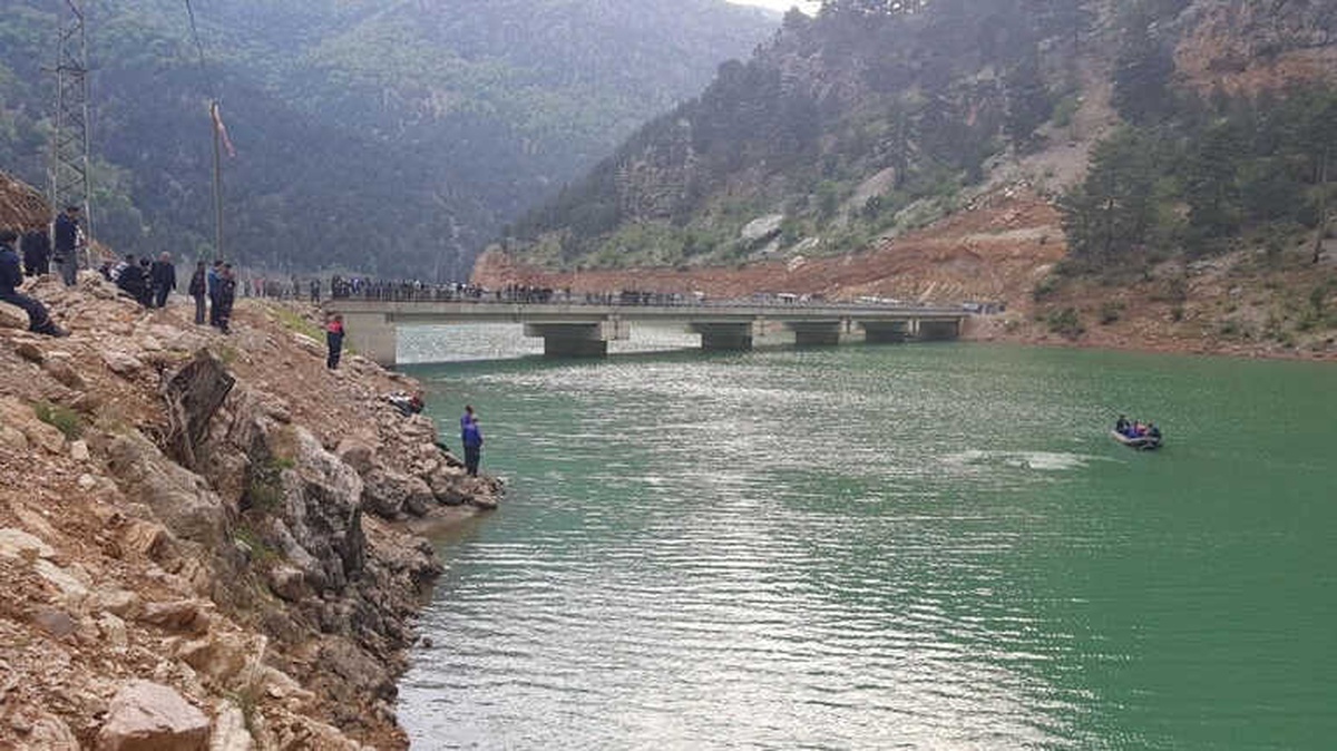 Gölete Düşen Otomobilde 3\'ü Çocuk 4 Kişi Kayboldu