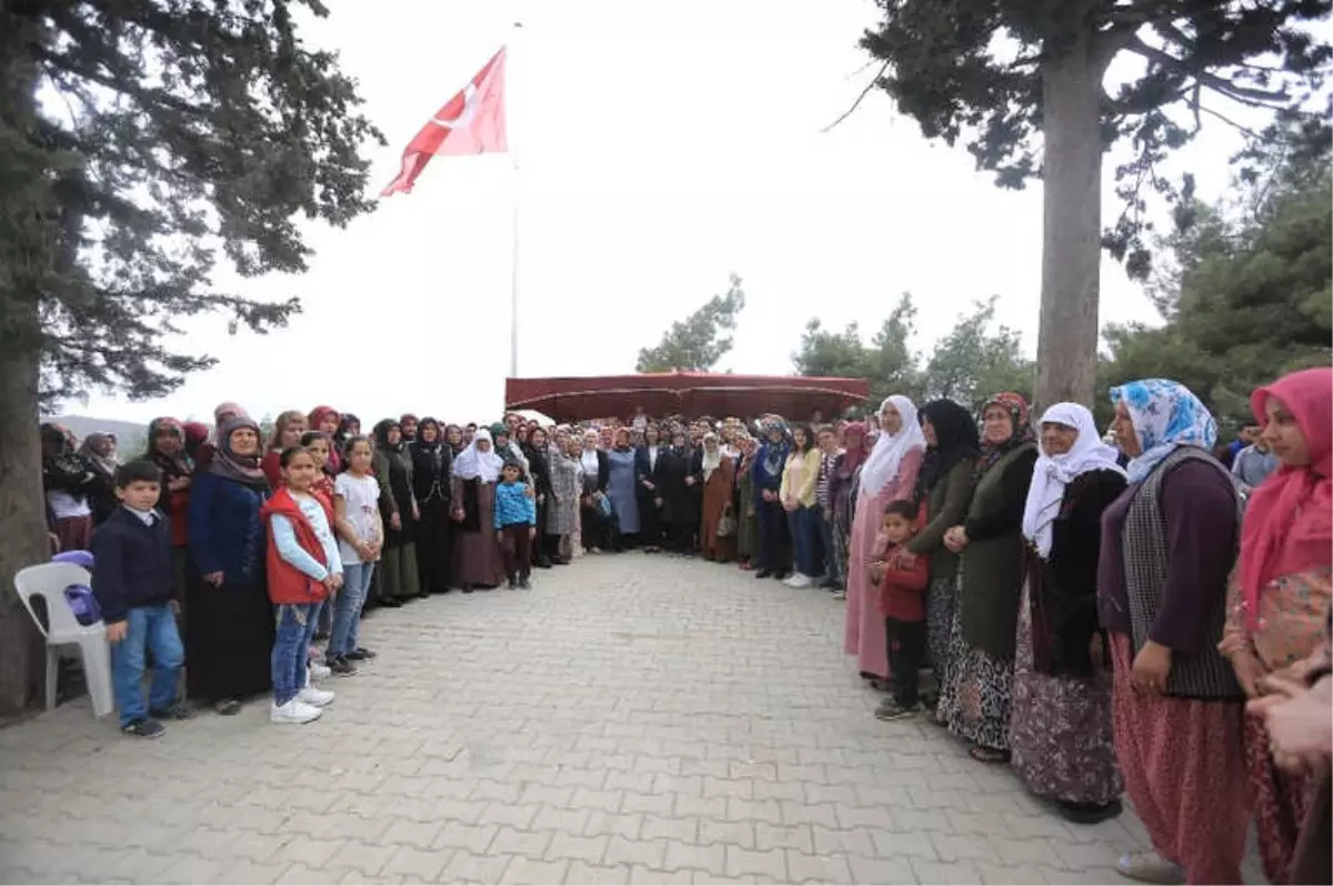 Gözkaya Köyüne Dev Türk Bayrağı