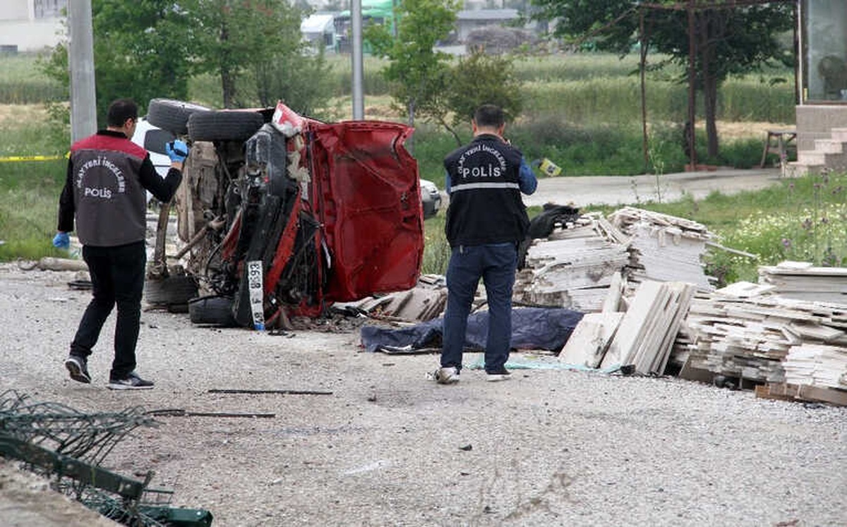 Kaldırıma Çıkan Otomobilin Çarptığı Kadın Öldü