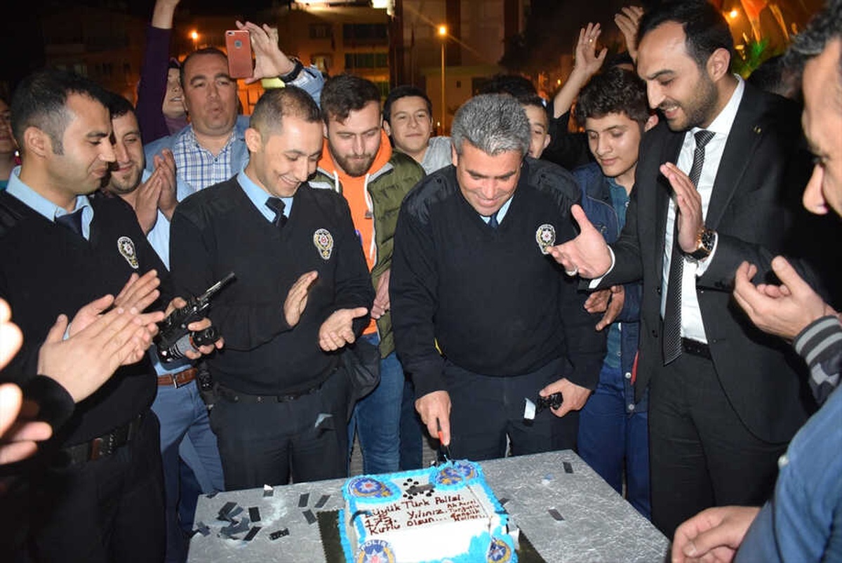 Manisa\'da Kavga İhbarına Giden Polislere Sürpriz Kutlama