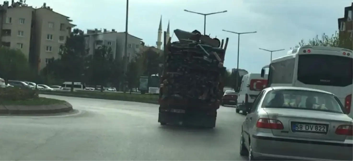 Odun Yüklü Kamyonetin Tehlikeli Yolculuğu