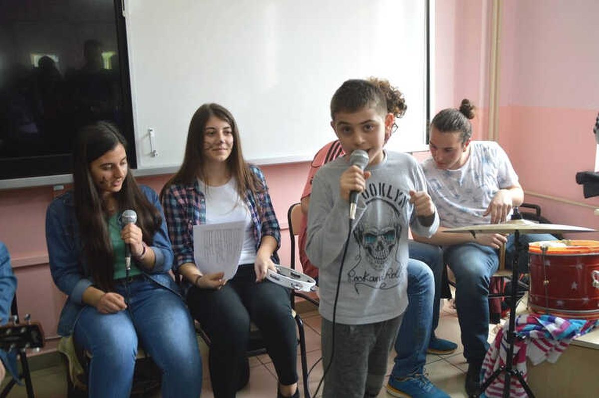 Özel Öğrenciler Şarkı Söyleyip Dans Etti