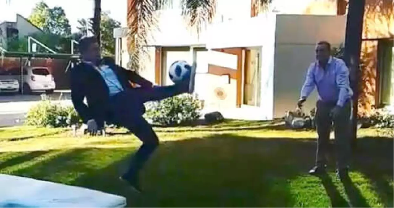 Ronaldo\'nun Rövaşata Golünü Taklit Etmeye Çalışan Gazeteci, Bileğini Kırdı