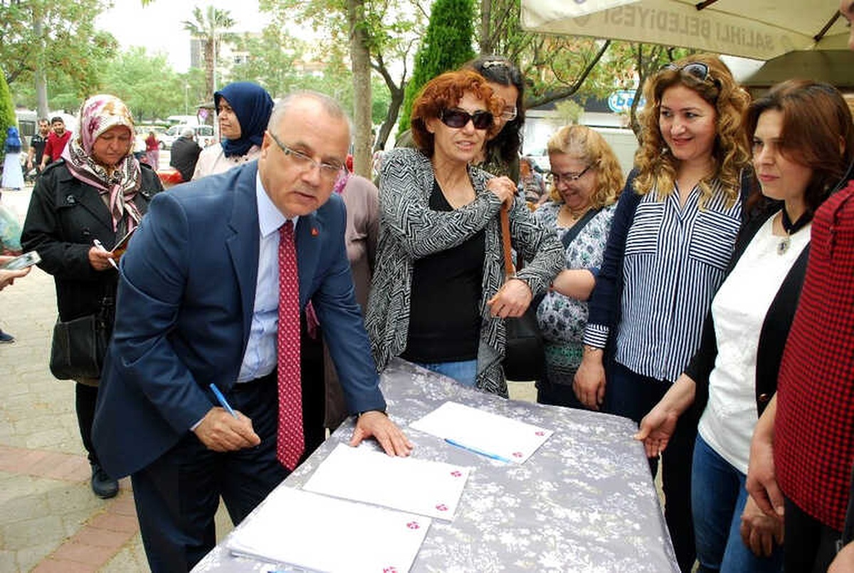 Salihli MHP\'den Çocuk İstismarına Karşı İmza Kampanyası