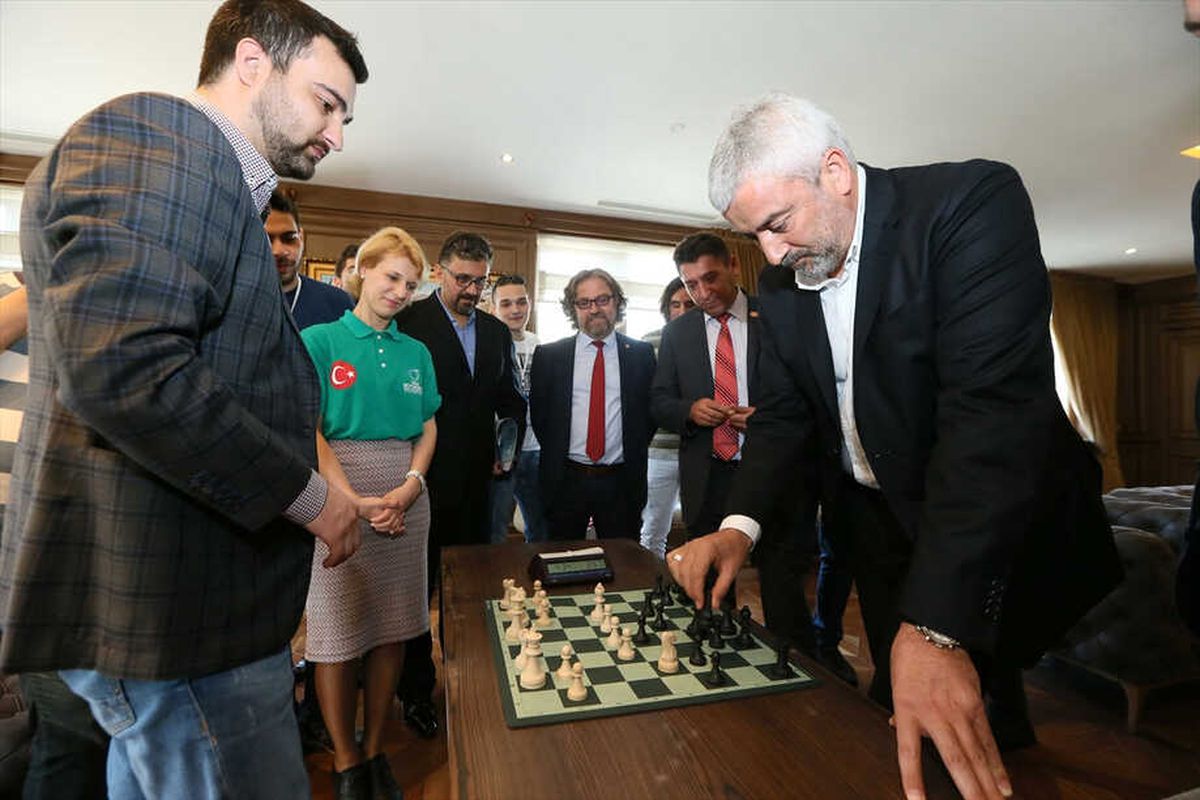 Satrancın Büyük Ustaları Yılmaz\'ı Ziyaret Etti
