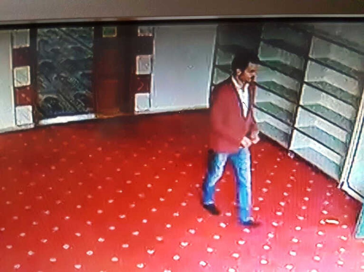Şık Giyimli Cami Hırsızı