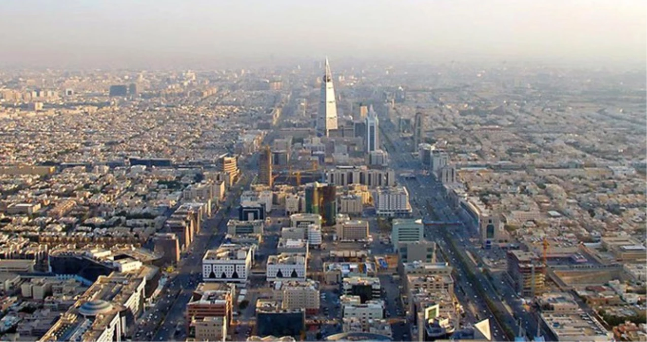 Suudi Arabistan\'a Füze Saldırısı! Riyad\'da Peş Peşe Patlamalar Meydana Geldi