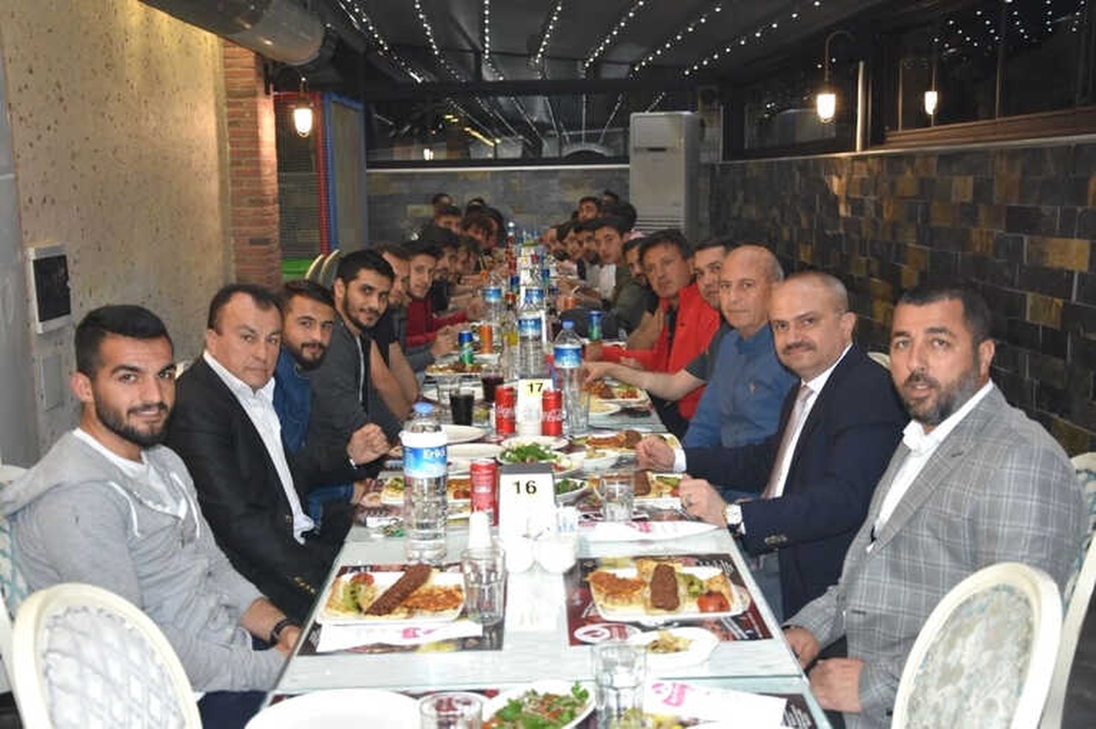 AK Parti\'li Mersinli, Manisasporlu Futbolcularla Buluştu