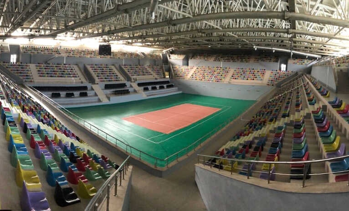 Altunbaş Yeni Yapılan Çok Amaçlı Spor Salonunu Gezdi